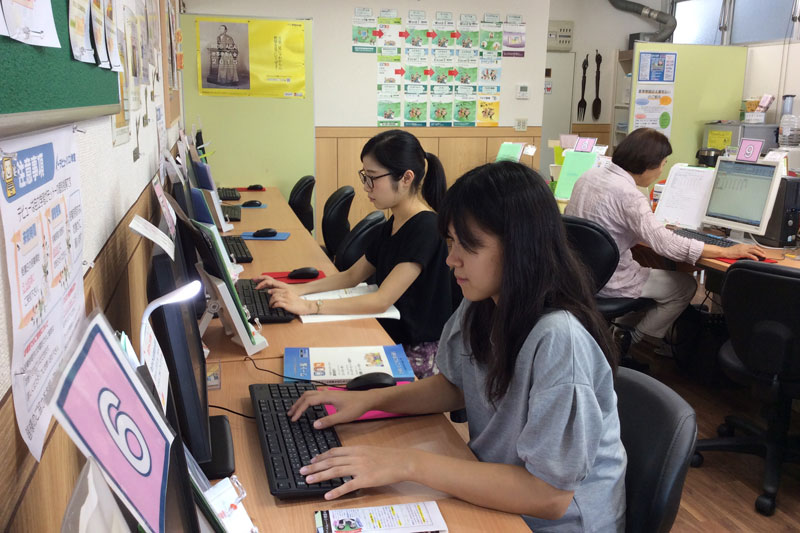 女子学生の学習様子